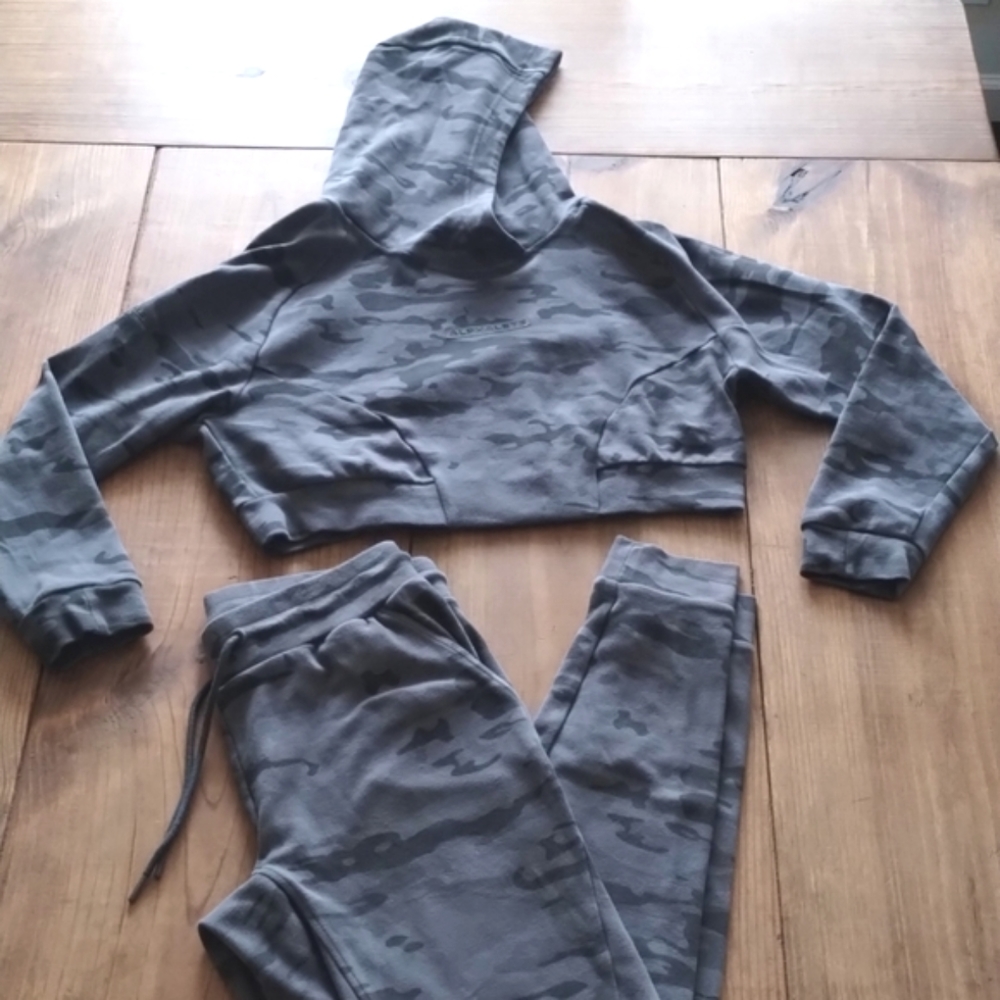 Alphalete Women's Gray Camo Track Pants & Cropped Hoodie Set